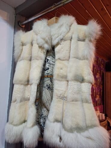 yun jaket modelleri: Ağ rəng tonlarında xəz jilet - Qısa model, qolsuz - Yumşaq, sıx tüklü — 1