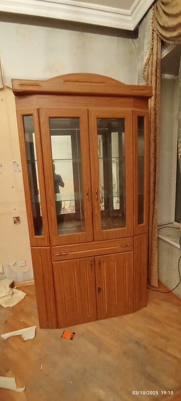 вешалка для одежды напольная: Стеклянная витрина-шкаф — 2