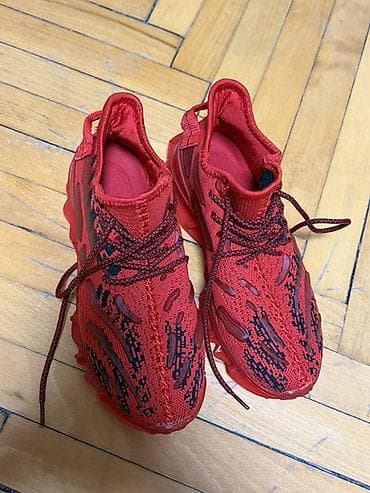 Qırmızı idman ayaqqabısı - Rəng: tam qırmızı, kontrast qara naxışlı