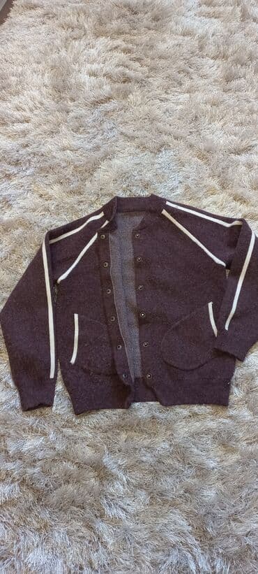 4xl nece razmerdi: Ust geyimi. Eyinde gozel qalir, isti saxlayir. S razmerdir. 15 yawdan — 2