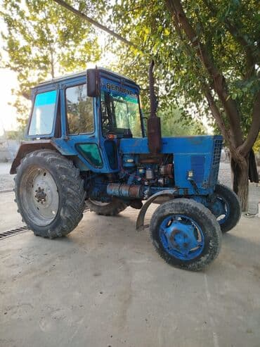 turbo az traktor belarus 82 xacmaz: Göy rəngli Belarus traktor. Traktor böyük kənd təsərrüfatı işləri üçün — 1