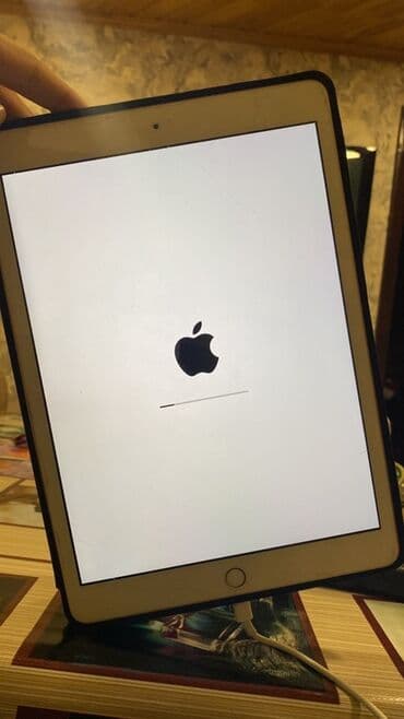 ipad 2020: Ağ rəngli iPad planşet, yastı küncləri və nazik dizaynı ilə seçilir — 2