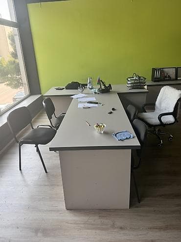 Ofis mebel dəsti Şəkilərdəki yanlız mebeler satılır 1500 manata 3 ay — 1