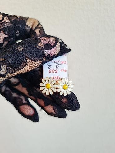 Şəxsi əşyalar: Dəstə daxildir: Üzük, Sırğa, Sarı qızıl, 585 Əyar, 8 g — 2