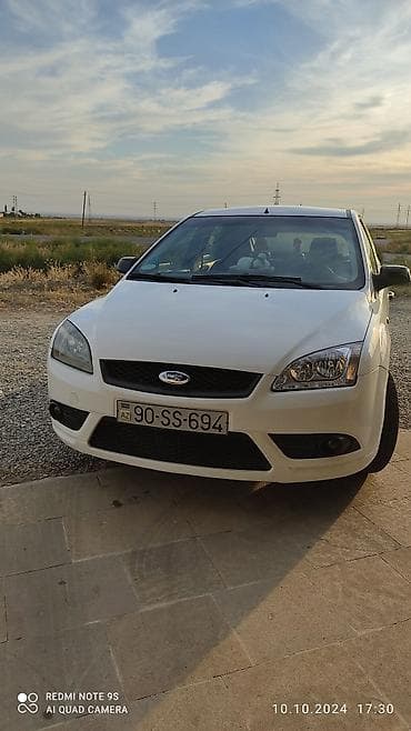 niva maşın: Ford Focus, ağ rəng, 5 qapılı hetçbek. Xarici: - Aqressiv ön bamper — 2