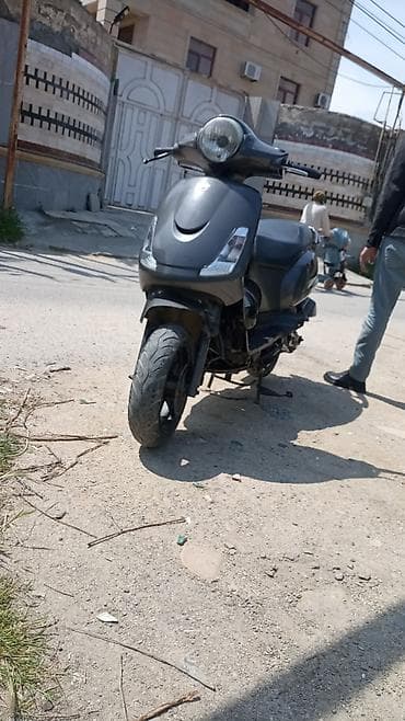 Qara rəngdə şəhər üçün ideal skuter/scooter. Xüsusiyyətlər: - Geniş