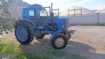 ceşqa fara: Mavi rəngli Belarus MTZ traktoru - Kabinli, geniş görünüşlü ön şüşə — 4