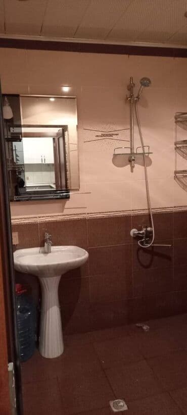 otaq yoldaşı qız: Nəsimi rayonu, Yeganə şadlıq sarayının yanında 12 mərtəbəli binanın — 2