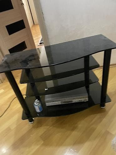 Düz TV altlığı, Polkalı, Şüşəli