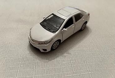 Ağ rəngli sedan tipli metal oyuncaq avtomobil maketi - Realistik