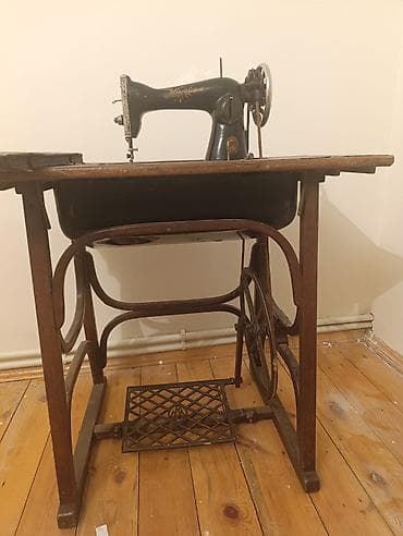 Ayaq pedalı ilə işləyən köhnə tip tikiş maşını və taxta stolüstü — 1