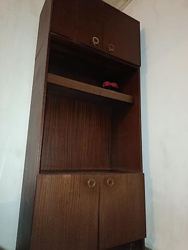 divar saatlarl: Taxta vitrinin/kitab şkafı - Material: tünd rəngli ağac/laminat - — 1