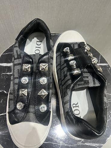 ket ayaqqabilar: Son qiymetdir.Nerimanovdan instyledan alinib.1 defe geyinilib.Cox — 2