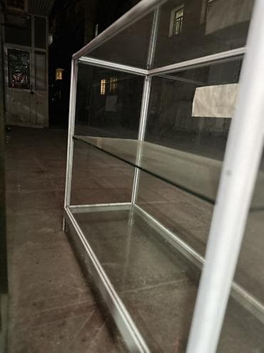 Stend vitrinləri: Şüşə vitrin – vitrin stendi - Material: 4 tərəfi və üstü şəffaf şüşə — 6