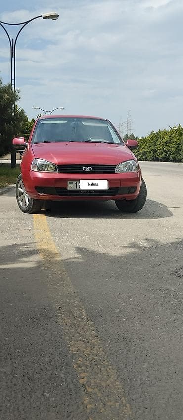 Lada Kalina sedan – qırmızı rəng, 4 qapı, ön ötürücülü. Mexaniki