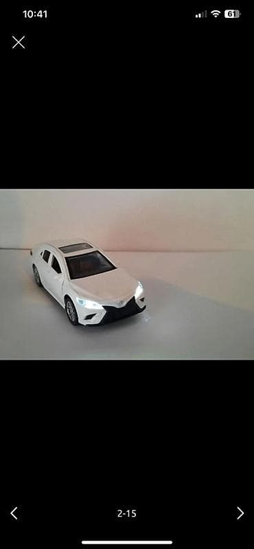 Velosiped ehtiyyat hissələri: Ağ rəngli miniatür sedan oyuncaq maşın - Realist dizayn: müasir sedan — 4