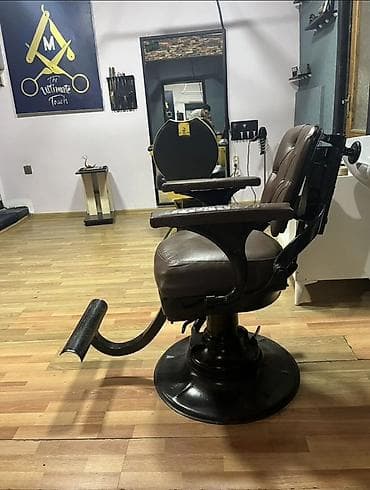 mekteb sekilleri: Reklam lovhesi berber kreslosu berber guzgusu skaf ve fen altiqi — 1