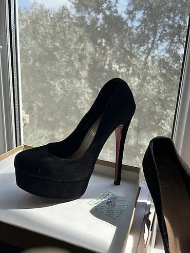 qirmizi ayaqqabilar: Qadın platformalı yüksək daban ayaqqabı - Rəng: qara - Material: süet — 4