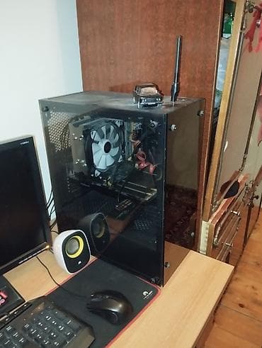 Stolüstü kompüter – şüşə panelə malik RGB işıqlandırma və pultla