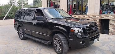 Ford Expedition, qara rəng, tam ölçülü 7/8 nəfərlik SUV. Əsas