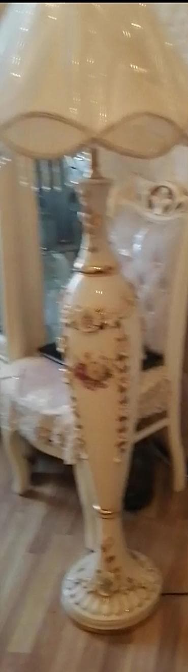 i̇şıq: Klassik üslubda döşəmə lampası Farfor - Nəfis krem rəngli abajur — 2