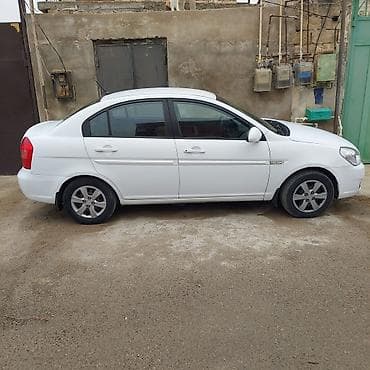 hyundai accent: Hyundai Accent sedan, ağ rəng. Benzin mühərriki, avtomat ötürmə — 4