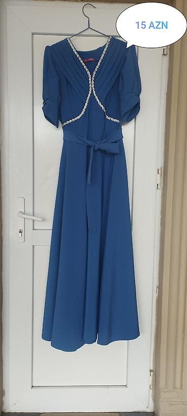 - Mavi maxi paltar: Qısa qol, V-yaxa. Sinə hissəsində krujeva tipli