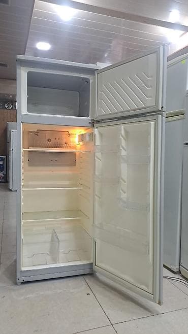 İki qapılı soyuducu (üstdə dondurucu) - Korpusu ağ rəngdə, klassik