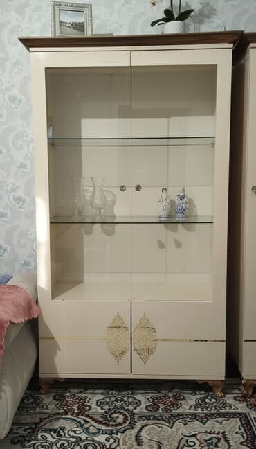 künc rəf: Şüşəli dolab vitrini — 4