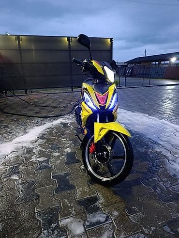 toyota prado stop: Sport üslublu skuter/moped - Rəng: sarı–mavi kombinasiya, idman decal — 1