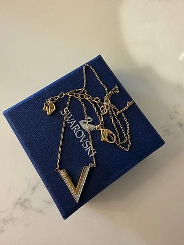 Kulonlar: Swarovski “V” kulonu – klassik və zərif dizayn
- Brend: Swarovski — 1