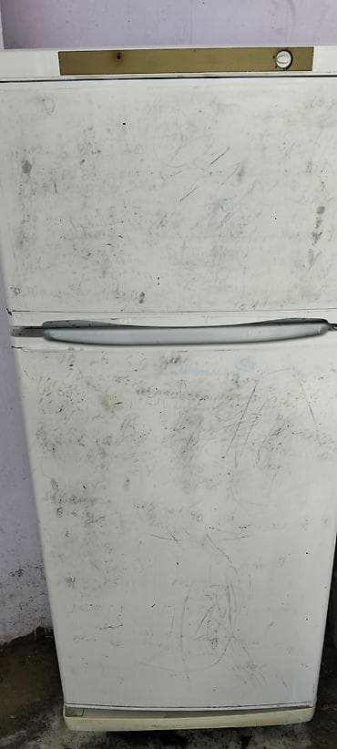 İki qapılı soyuducu - Üst hissə: dondurucu bölmə, tənzimlənən