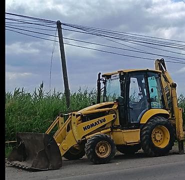 Komatsu WB97R ekskavator-yükləyici - Güclü ön yükləyici vedrə və arxa