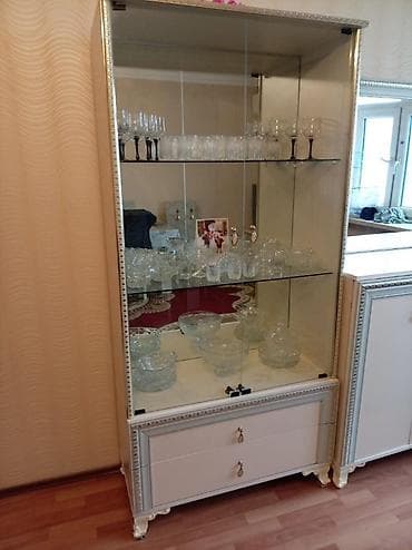 stullar ikinci əl: Klassik üslubda qonaq otağı mebel dəsti Tərkibi: - Geniş bufet/komod — 2