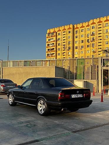 tesla model 3: BMW 5 series: 2.5 l | 1995 il Sedan — 7