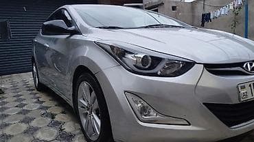 tek oturacaqlar: Hyundai Elantra – gümüşü rəng, sedan kuzov Xüsusiyyətlər: - Benzin — 5