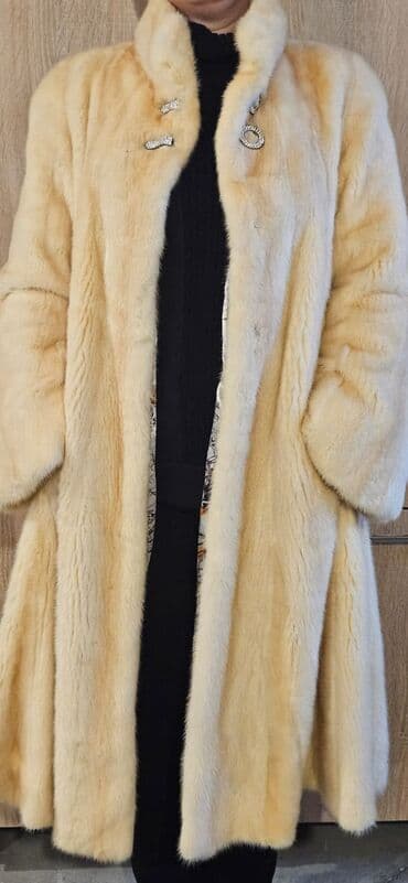 Zərif krem rəngində uzun xəz palto - Stil: Klassik uzun kəsim, dizdən