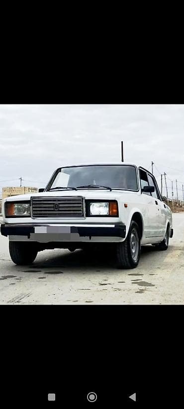 07 radiatoru: Satılır klassik VAZ 2107 sedan. Avtomobil ağ rəngdədir və klassik — 4
