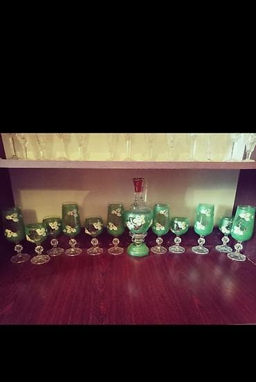 Yaşıl şüşə içki dəsti - Tərkibi: 1 ədəd qrafin (tutacaqlı, qapaqlı)