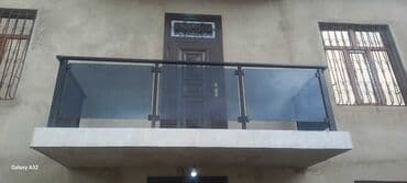 toxunma tutacaqlar: Şüşə və metal elementlərdən ibarət müasir üslubda hazırlanmış pilləkən — 2