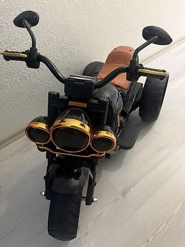 Uşaq üçün elektrik maşınları: Uşaq elektrik motosikleti – 3 təkərli - Rəng: qara gövdə, qızılı — 7