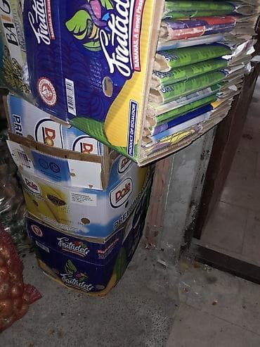 corni pol taxta: Banan karobkalari satilir açıq vəziyətdə top şəkildə — 2