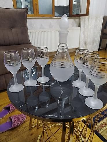 Şüşə likör/dekanter dəsti - Dəst tərkibi: 1 ədəd qapaqlı dekanter və — 1