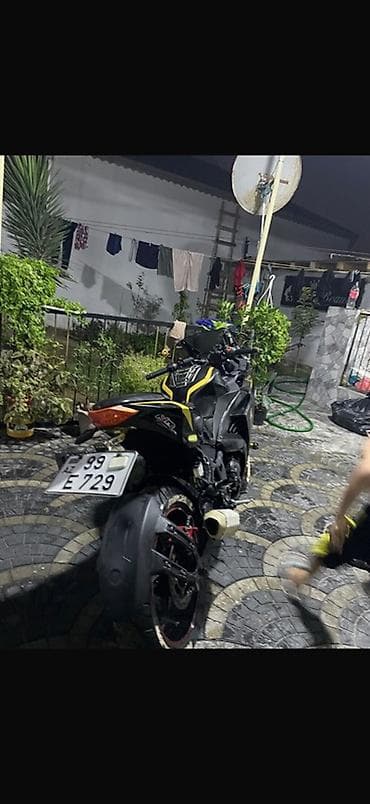 moto bot: Sport tipli motosiklet – qara/sarı rəng kombinində, tam qapanıq ön — 1