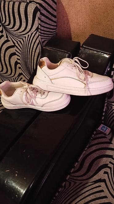 красовка: Ağ rəngli casual krossovkalar - Model: Aşağı profilli sneaker — 3