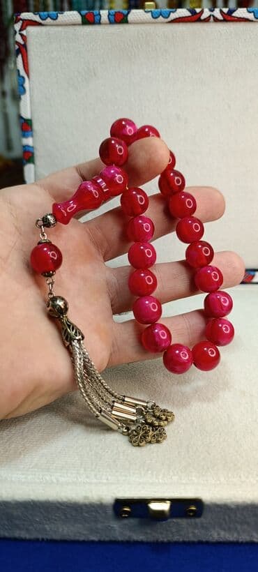 uzun qizil sirqalar: Sıxma kəhrəba maskot — 1