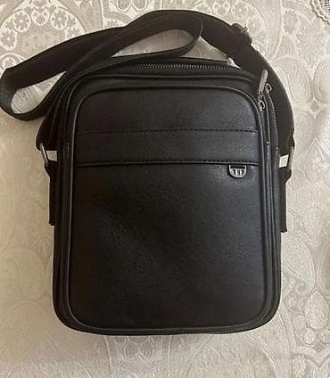 Kişi üçün çiyin çantası – klassik qara rəngdə, kompakt və funksional lalafo.az -da Kişi üçün çiyin çantası – klassik qara rəngdə, kompakt və funksional