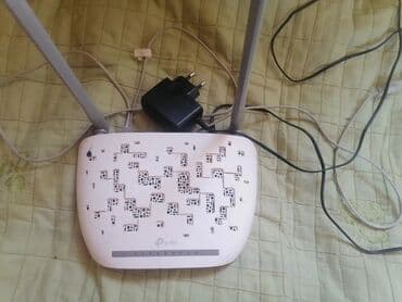 TP-Link istehsalı olan bu ağ rəngli Wi-Fi routeri ev və ya ofis