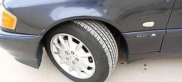 Mercedes-Benz C200 sedan, tünd rəng. Xüsusiyyətlər: - 4 qapı