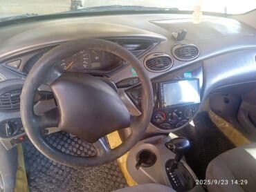 kia ceed 2010: Ford Focus sedan (mk1) – yaşıl rəngli, 4 qapılı. Texniki və daxili — 16